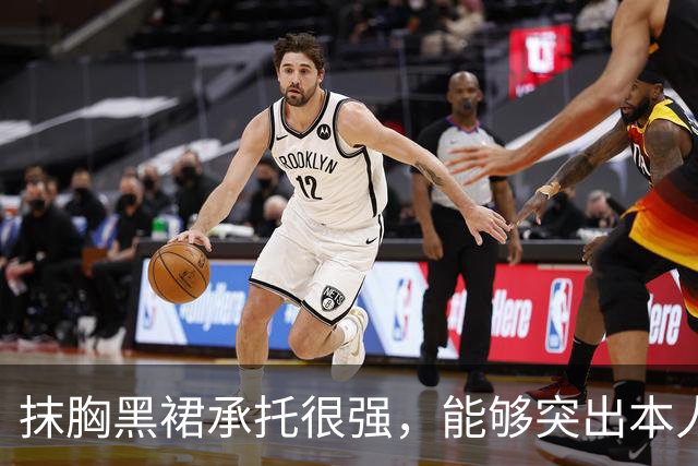 抹胸黑裙承托很强，能够突出本人的特质！